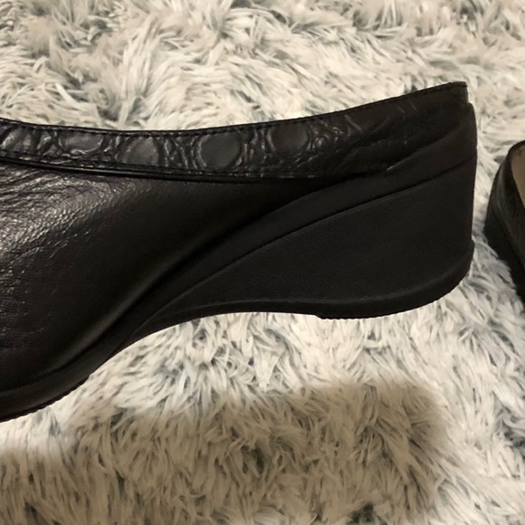 Liz Claiborne Black Leather Mules - Picture 3 of 8